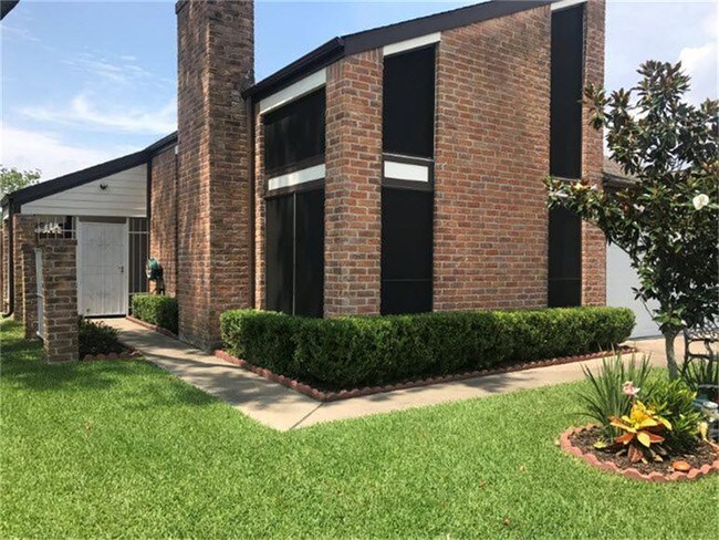 Building Photo - 11122 Midhurst Dr