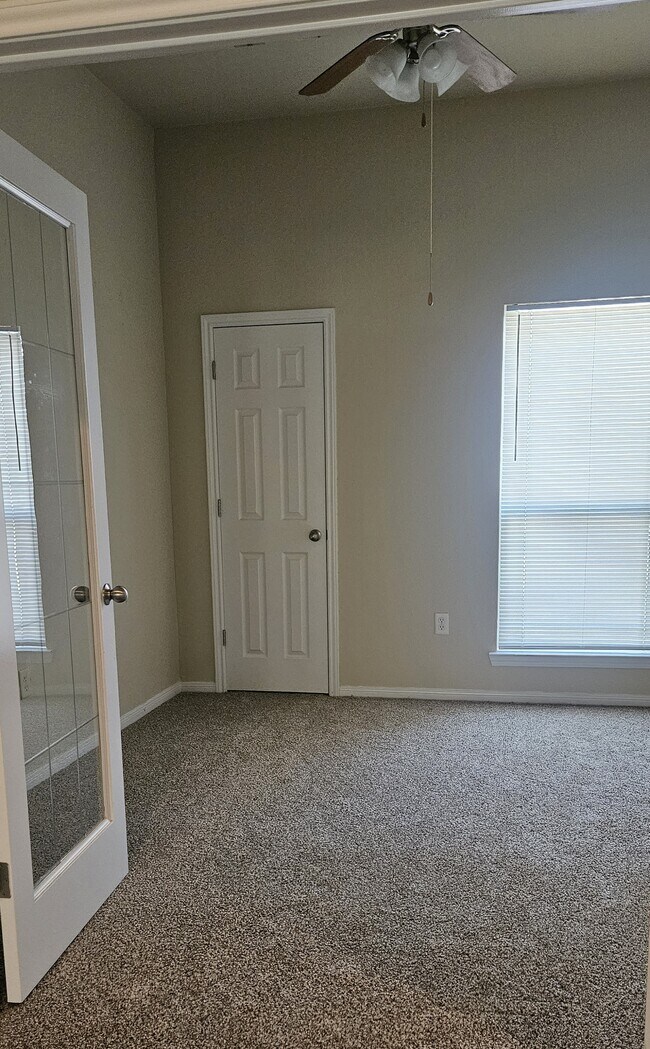 Building Photo - 2415 Merle Dr