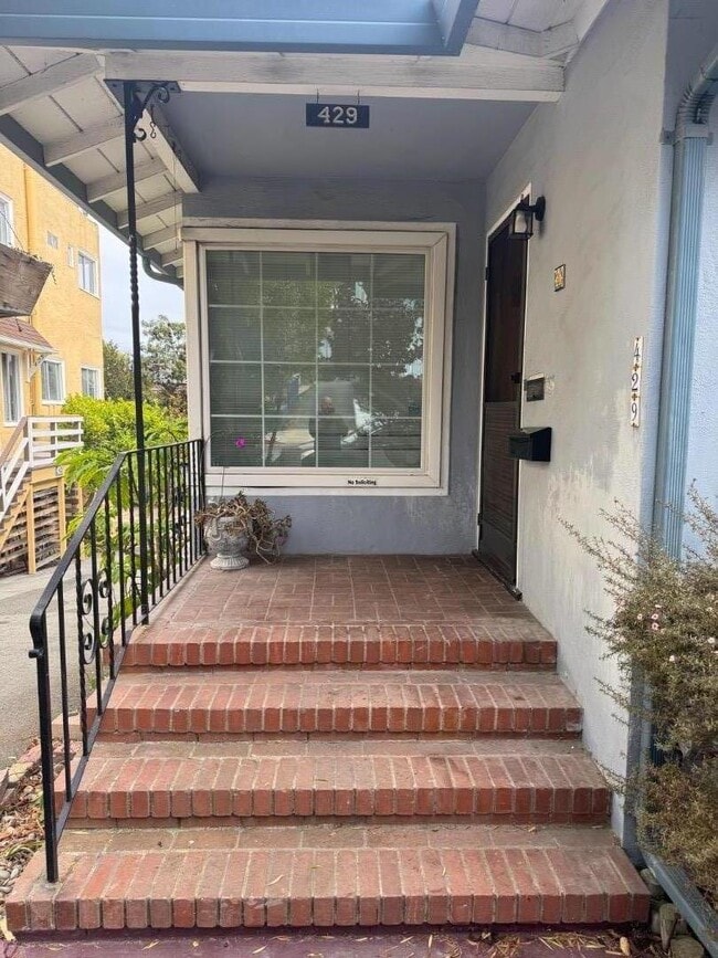 Building Photo - 429 Larkin St