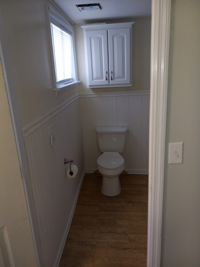 Bathroom - 976 NY-22B