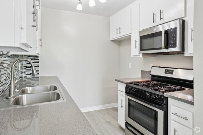 2BR, 2BA - 1,018SF - Kitchen - Azul Apartments