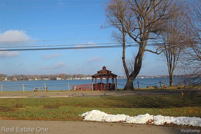 Building Photo - 1127 S Lake Dr