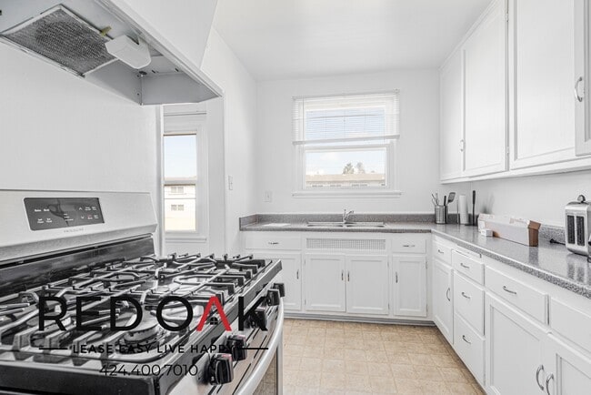 Building Photo - 8754 Belford Ave