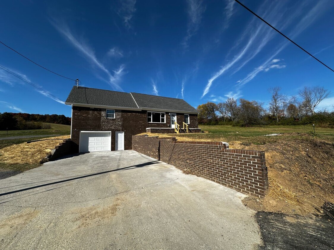 Primary Photo - 2 bed/2bath freshly renovated home with bo...