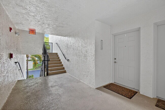 Foto del edificio - 1100 Crestwood Ct S