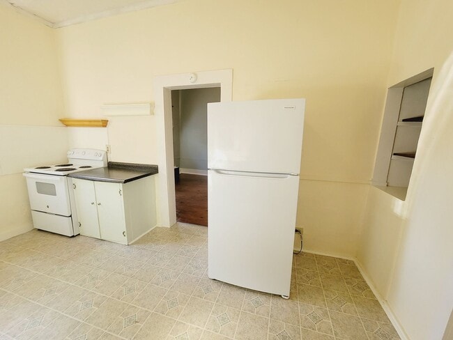 Building Photo - PRIVATE & Spacious 2/1 SE House on 1 Acre w/ Wood Floors, Washer/Dryer, & Screened Porch! Avail N...