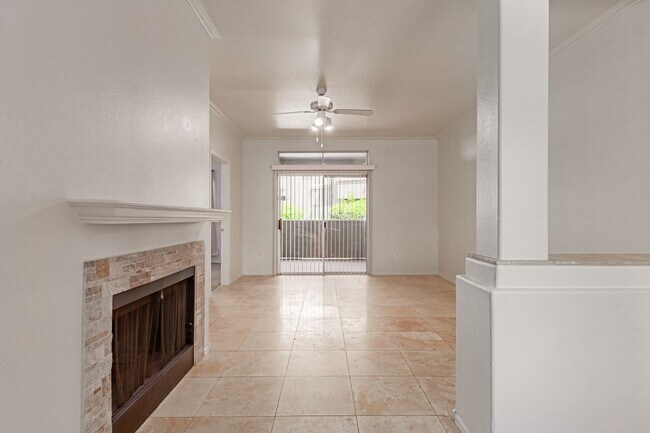 Building Photo - Beautiful 2 bedroom 2 bathroom first floor...