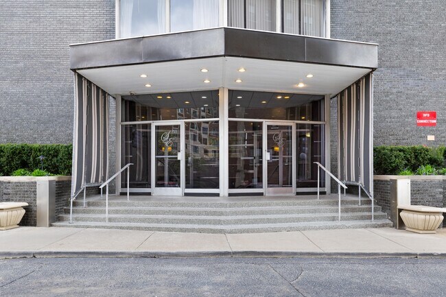 Foto del edificio - 8200 E Jefferson Ave