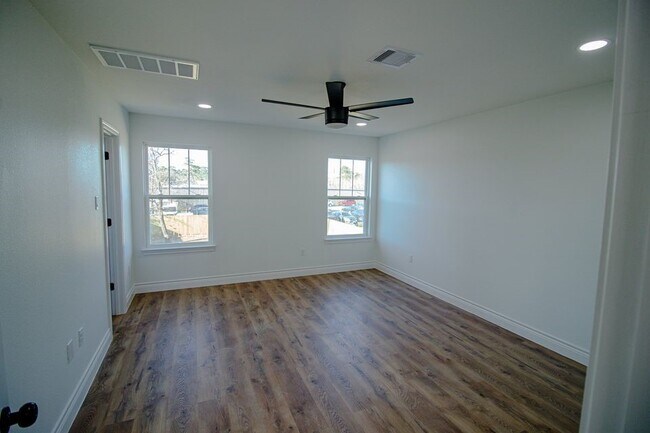 Foto del edificio - 1407 Odd Fellow St