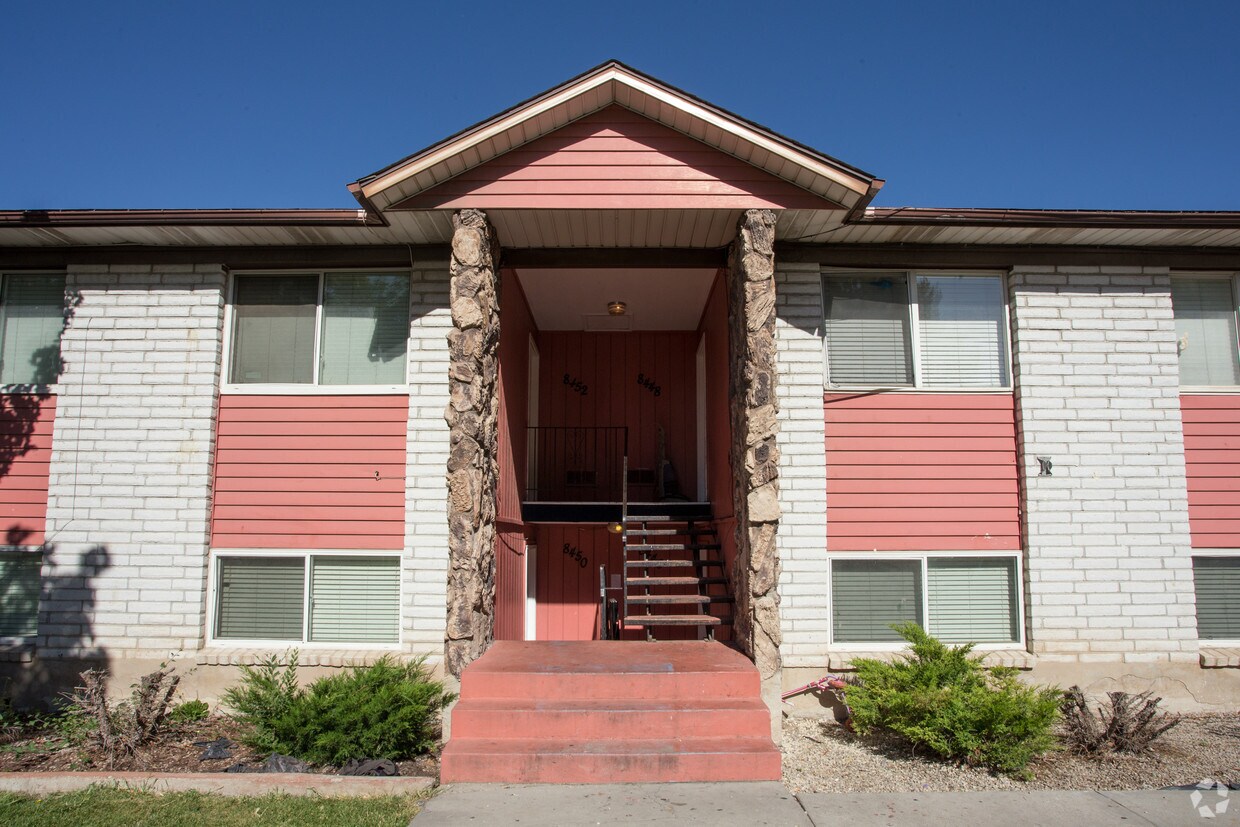 Foto del edificio - 8448 Westbridge Rd