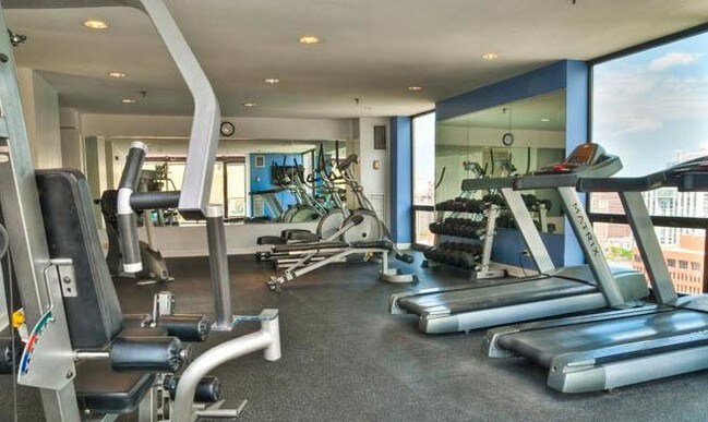 Building Photo - 1110 N La Salle Dr