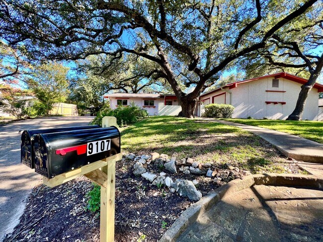Foto del edificio - 9107 Rockcrest Circle