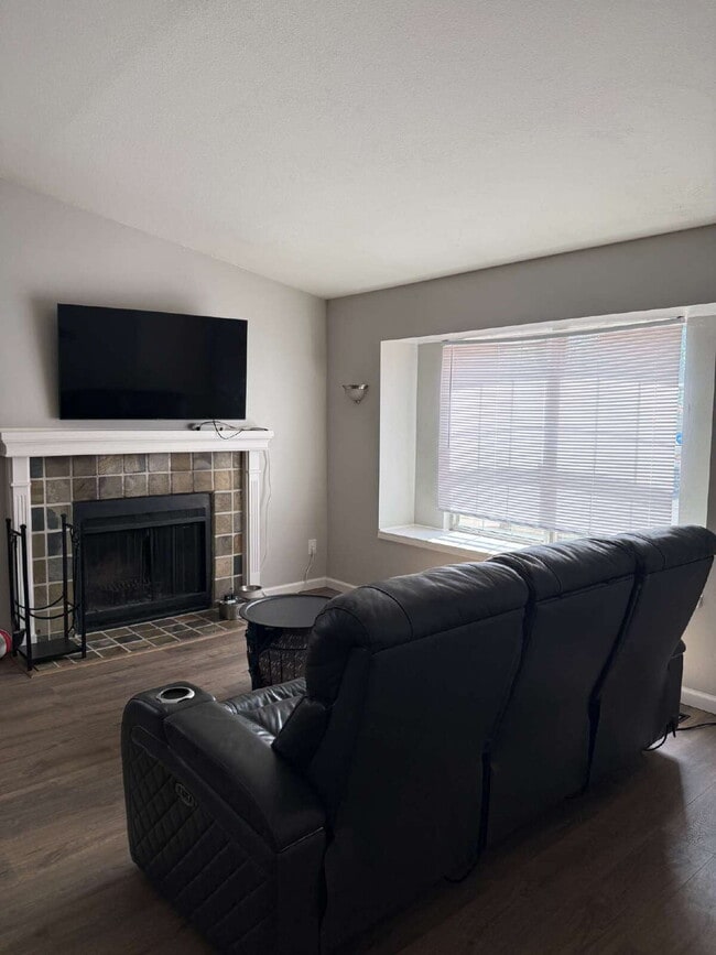 Building Photo - 4 Bedroom, 2 Bath Ranch Style Home w/ Finished Walkout Basement!
