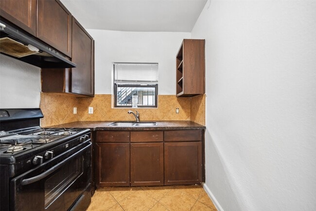 Building Photo - 406 Quitman St