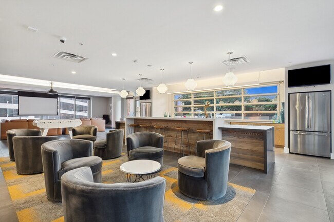 Salón social con bar, teatro y zona de juegos. - AMLI Arts Center