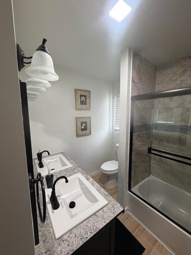 Foto del edificio - 16222 Eucalyptus Ave
