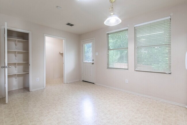 Foto del edificio - 2405 Spruce Ct