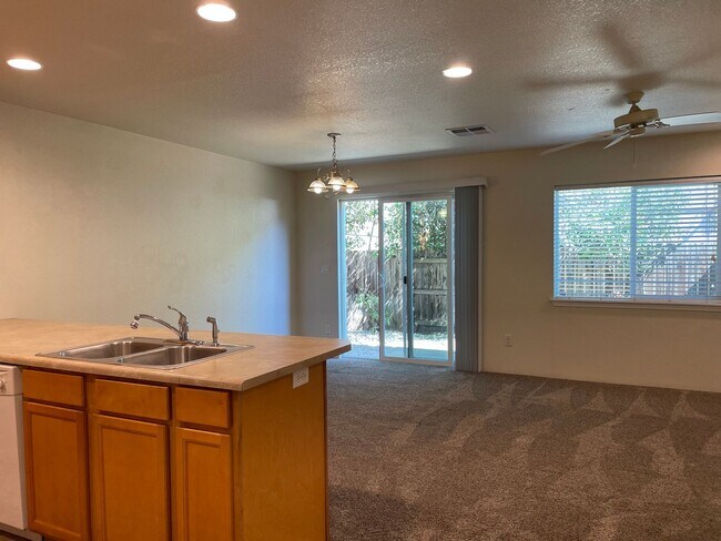 Building Photo - Very Nice 3 Bedroom 2.5 Bathroom Condo