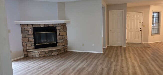 Foto del edificio - Adorable 2bd/2bth Parking Included Available Now