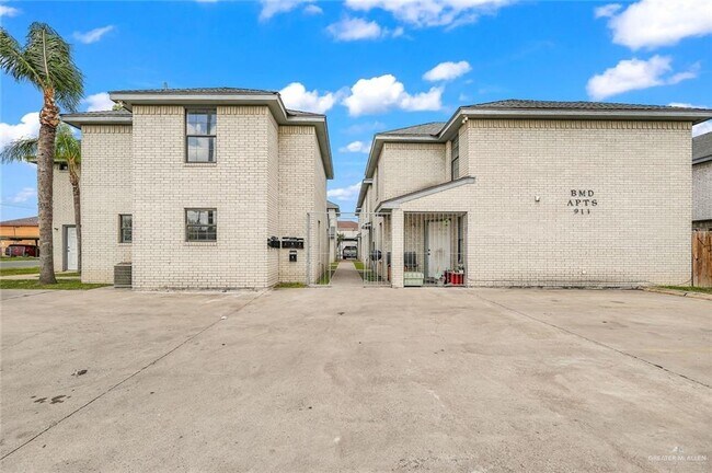 Building Photo - 15 West Dr