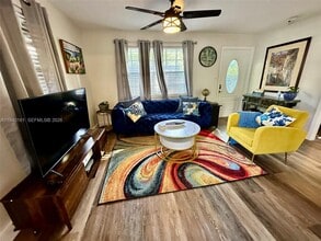 Building Photo - 1710 NE 5th Ct