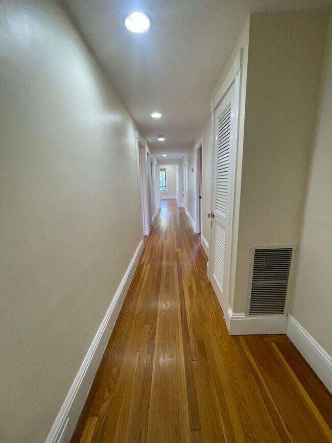 Foto del edificio - Charming 3 Bedroom-No Broker Fee