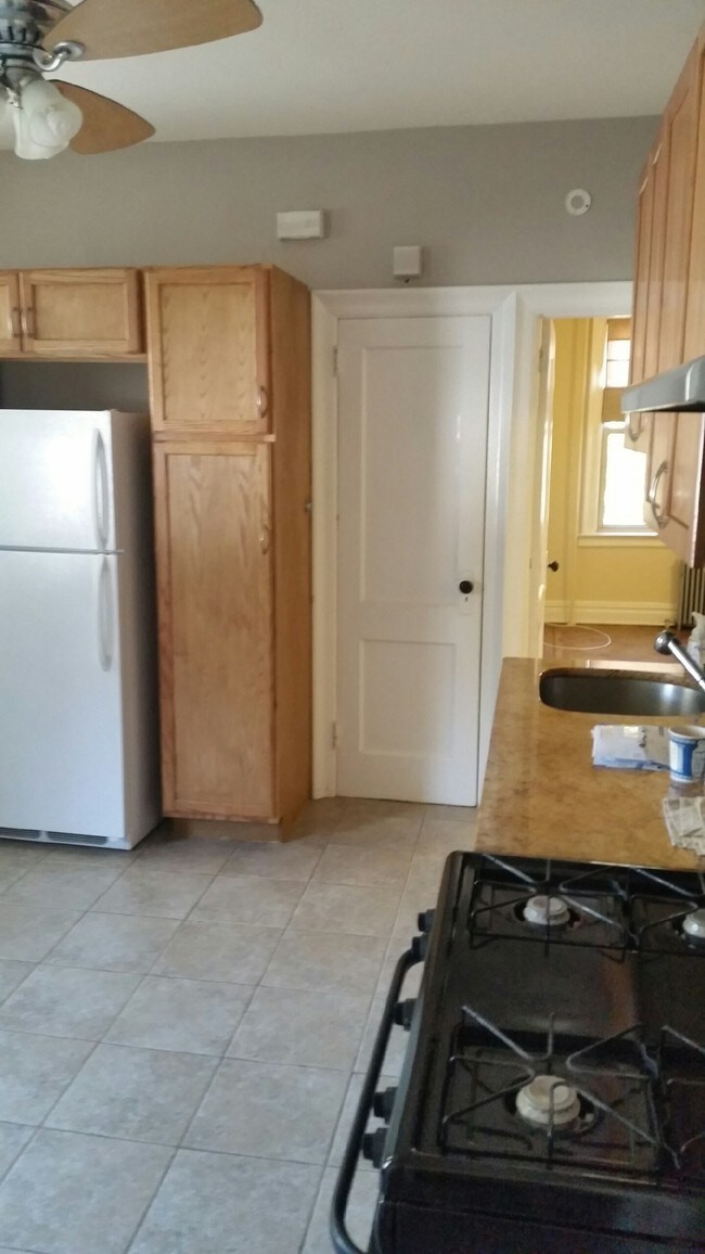 Kitchen - 72 Jefferson Ave