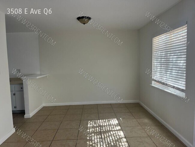 Foto del edificio - 3508 E Ave Q6
