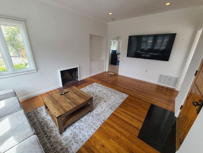 Building Photo - Charming 2 Bed 1 bath "monthly rental" in ...