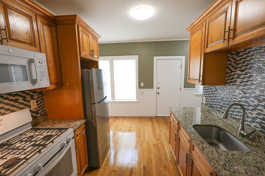 Primary Photo - 129 Draper St