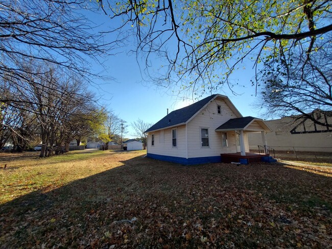 Building Photo - Great Central location home!  - Nice home with appliances. Close to Washburn University