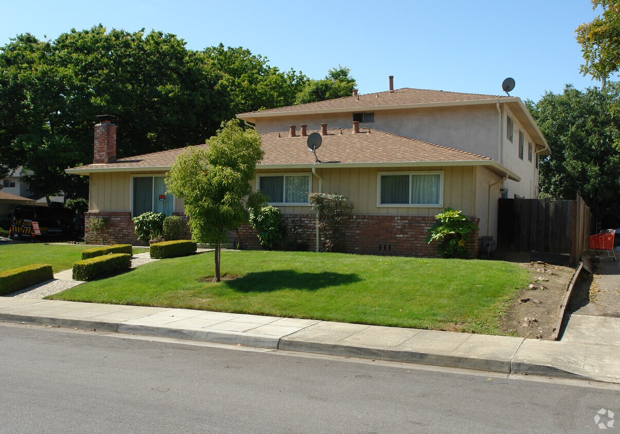 Building Photo - 670 Azara Pl