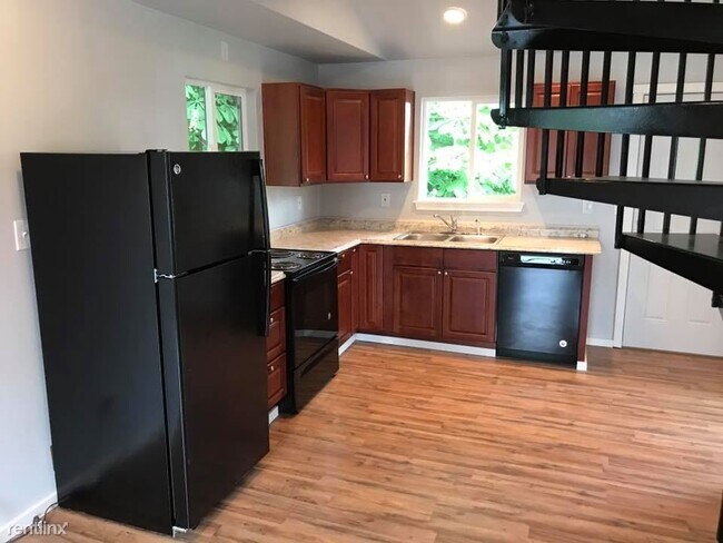 Building Photo - 2 br, 1.5 bath Duplex - 1508 11th Street A