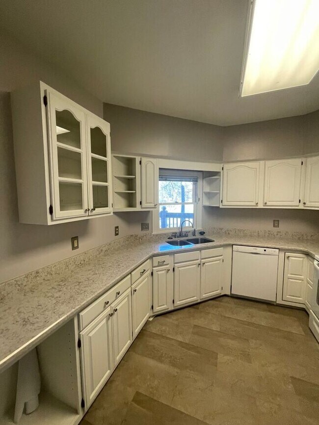 Building Photo - Burton Hills Condo in Green Hills