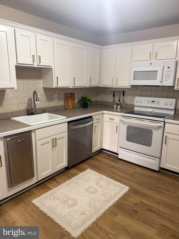 Foto del edificio - 5803 Tudor Ln
