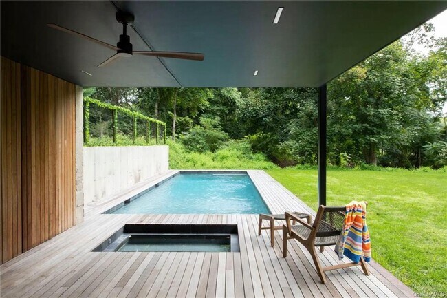 Building Photo - 1596 Bridgehampton