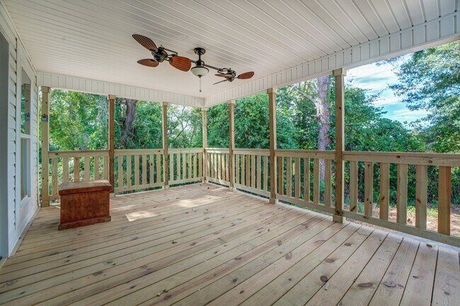 Building Photo - Spacious 3 Bedroom Home located in Histori...