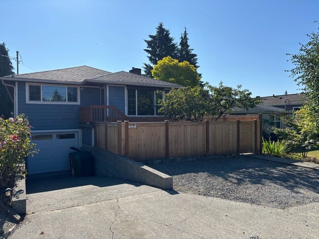 Building Photo - Spacious Living & Prime Location in Crown ...