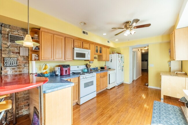 Foto del edificio - 2843 S Troy St