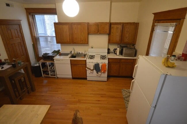 Building Photo - 850 W Waveland Ave