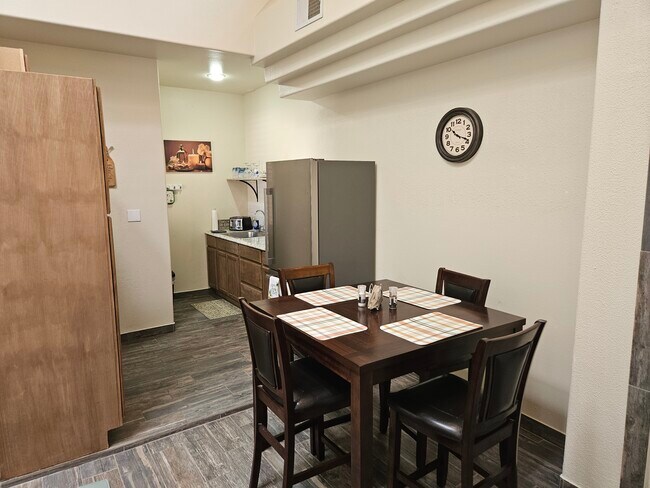 Foto del edificio - 2712 Lookout Ridge Dr
