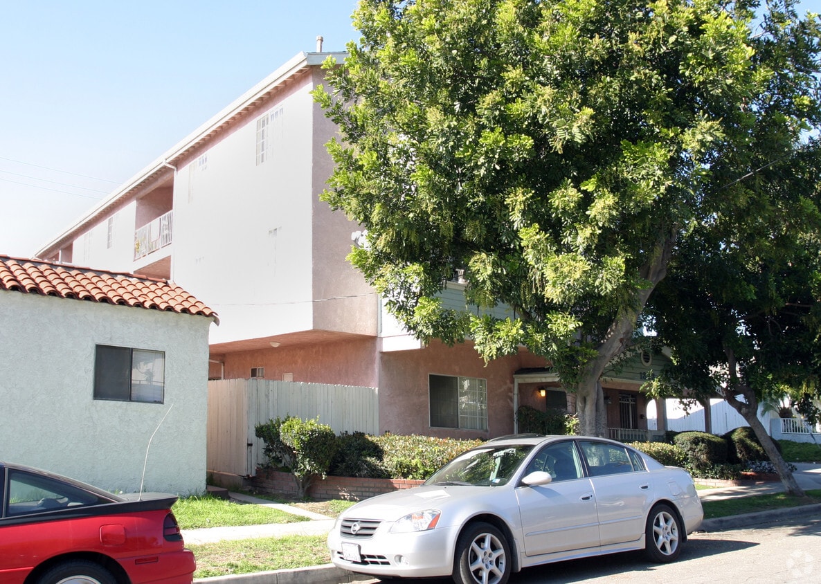 Building Photo - 1393 Newport Ave