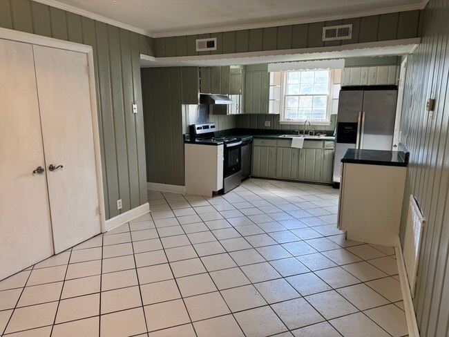 Building Photo - 446 Capri Dr