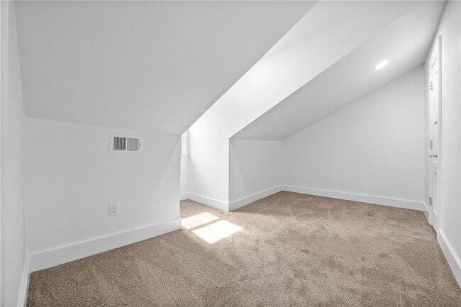 Building Photo - Fully renovated gem close to everything Pittsburgh offers!