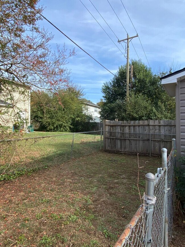 Building Photo - Remodeled 2-Bedroom Home with Fenced Backy...
