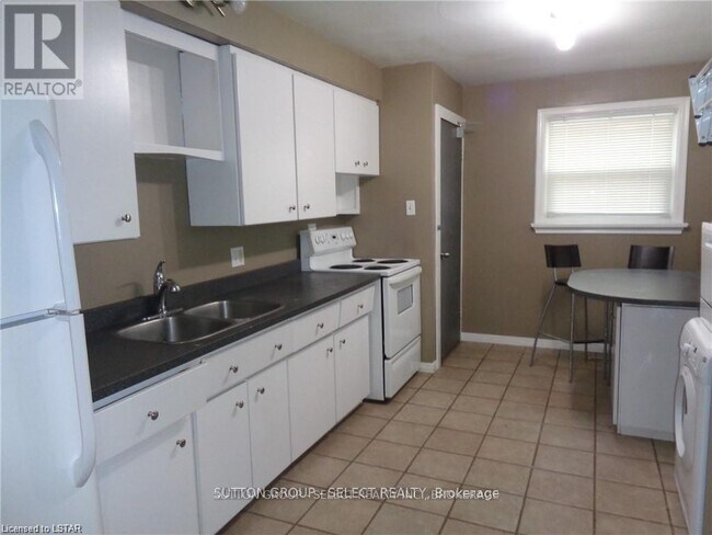 Photo du bâtiment - 83 Britannia Ave