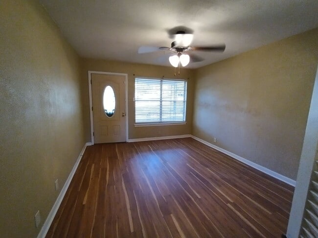 Building Photo - 1402 Hillcrest Dr