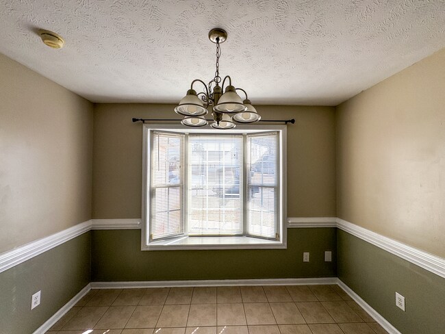 Foto del edificio - Lovely 3 Bed 2 Bath Home with Bonus Room