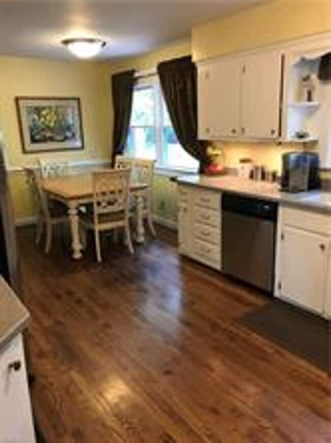 Building Photo - 4 Bedroom 2.5 bath Located in Larkspur VB