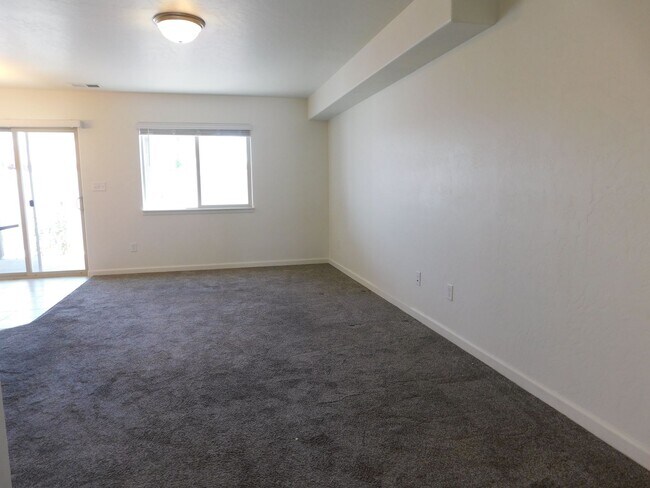 Foto del edificio - Newer Townhome Close to Shopping